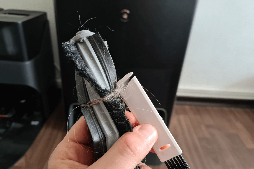 Для удаления волос с основной щетки пылесоса Ecovacs Deebot X1 Omni используется чистящая щетка.